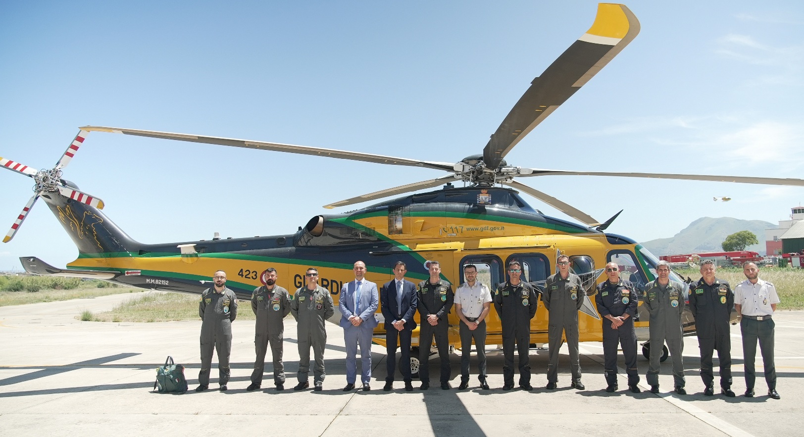 guardia di finanza aw139 foto gruppo