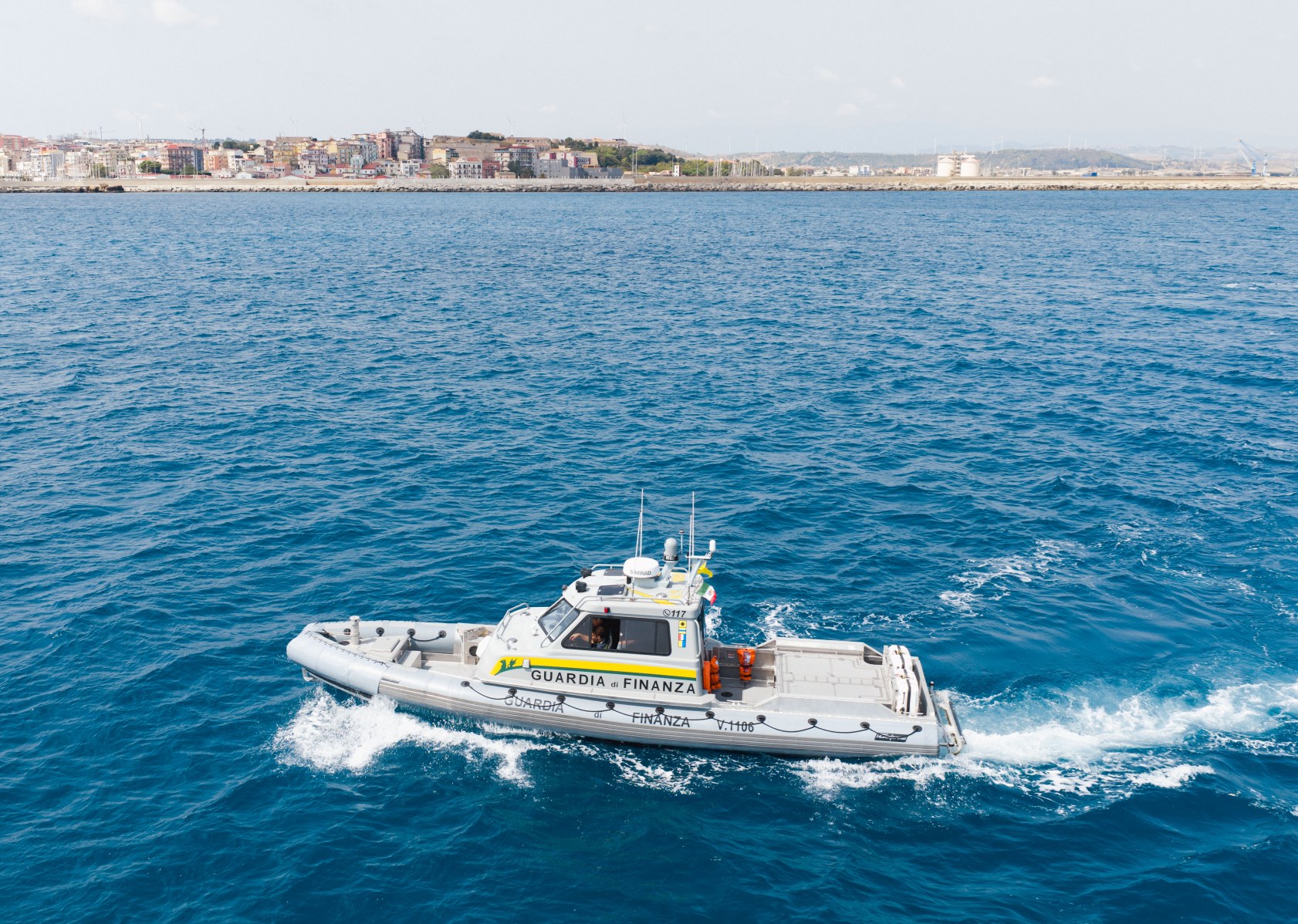 vedette v.1100 guardia di finanza al largo