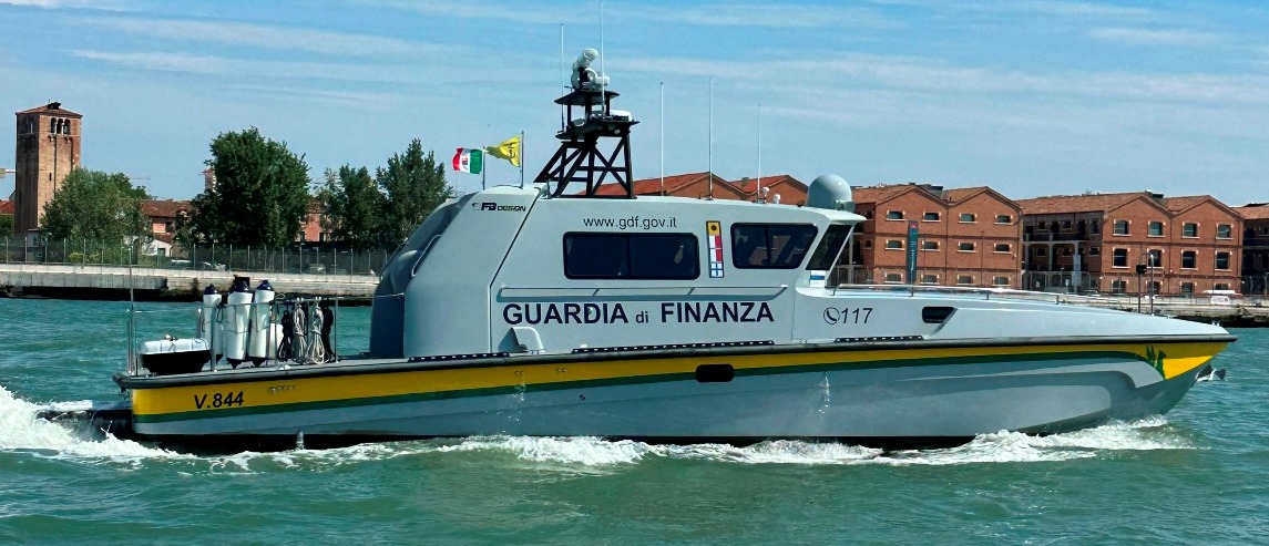 guardia di finanza v800 mare aperto